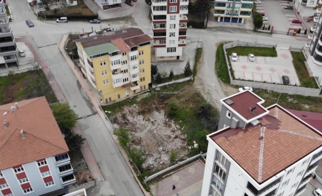 Kepçe operatörü adresi karıştırınca başka binayı yıktı