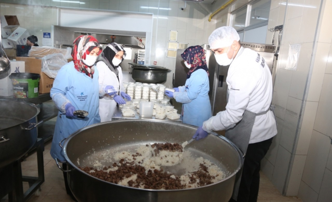 Küçükçekmece Aşevi kazanları Küçükçekmeceliler için kaynıyor!