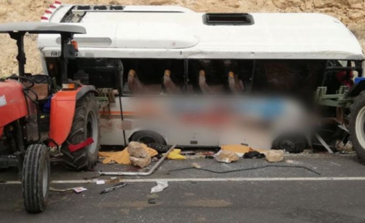 Korkunç kaza: Biri bebek 3 kişi öldü, 5 kişi yaralandı