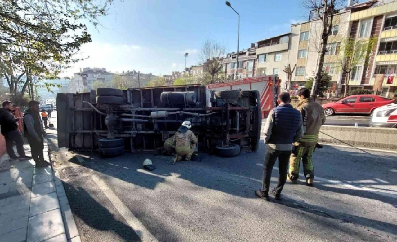 Yokuştan çıkamayan kamyonetin devrilme anı kamerada