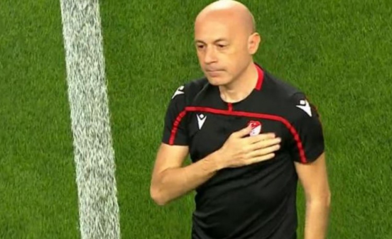 Cüneyt Çakır sahaya çıktı, ağlamamak için kendini zor tuttu