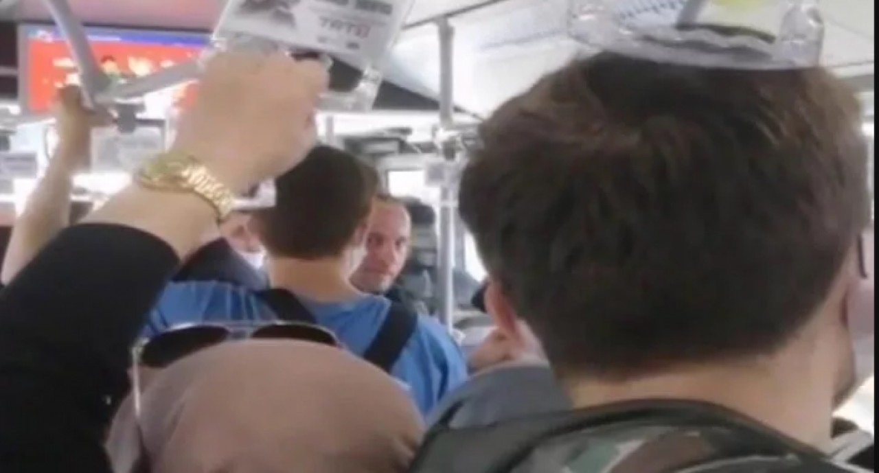 Metrobüste kadını tehdit etti! Benim senin gibi eşim olsa...
