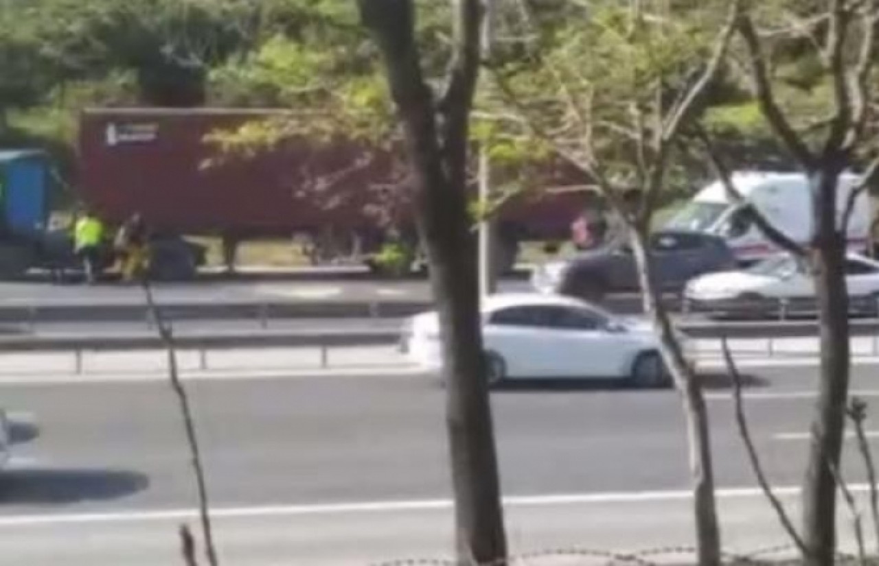 Avcılarda tıra çarpan motosikletin sürücüsü hayatını kaybetti