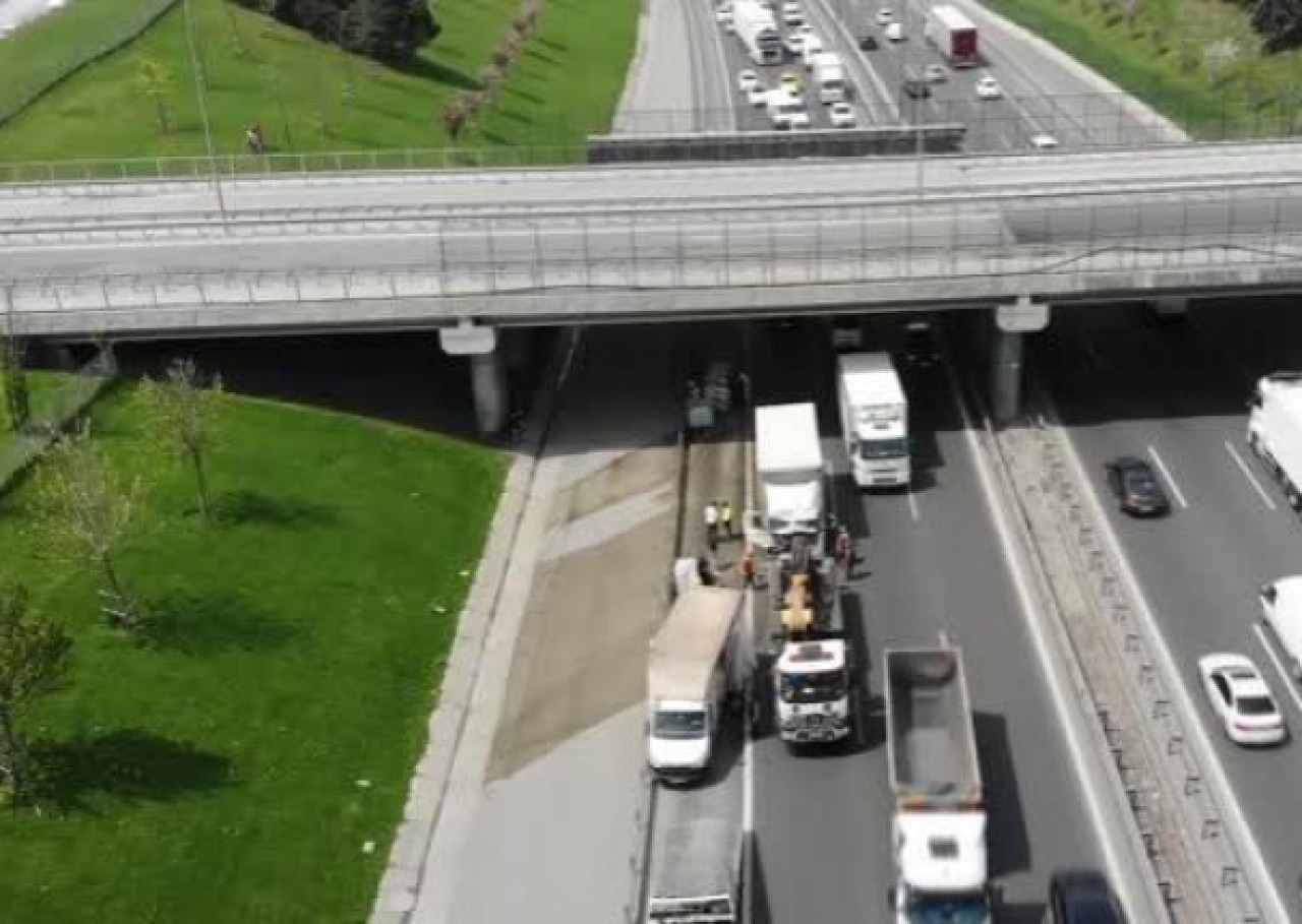 Küçükçekmecede korkutan kaza: Yüzlerce litre kimyasal madde yola döküldü