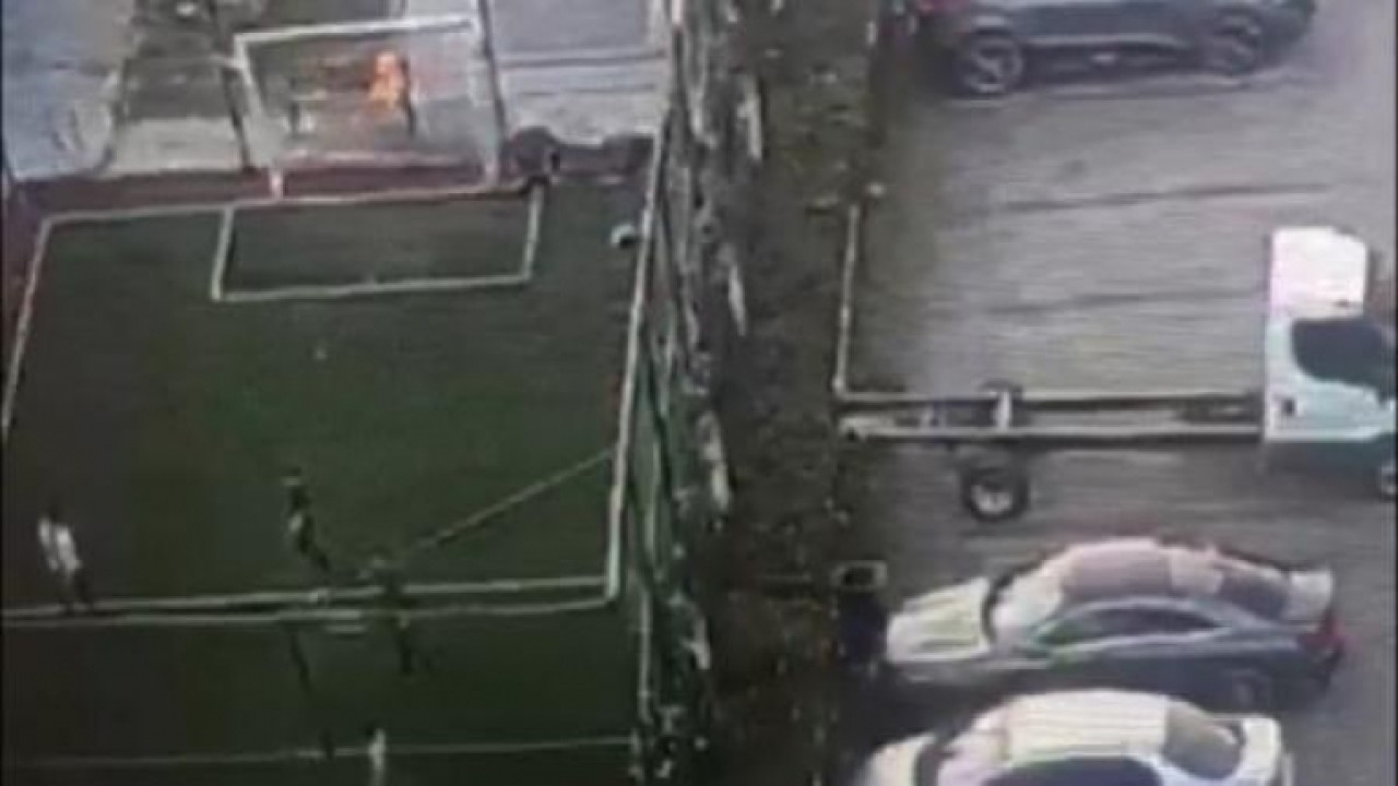 BEYLİKDÜZÜNDE HALI SAHADA FUTBOL OYNARKEN CEP TELEFONU ÇALINDI