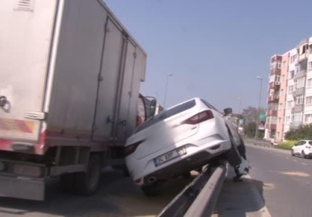 E-5te korkutan kaza... Kontrolden çıkan araç bariyerlere çıktı