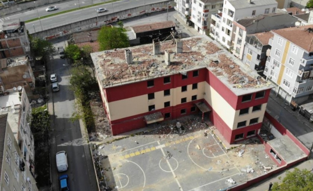 Küçükçekmecede boşaltılan okul bağımlıların mekanı oldu