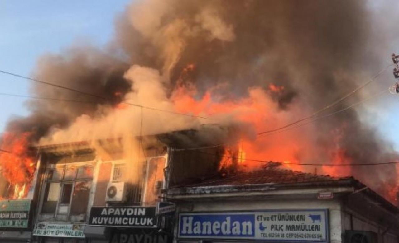 Afyonkarahisar alevlere teslim oldu: 15 iş yeri küle döndü