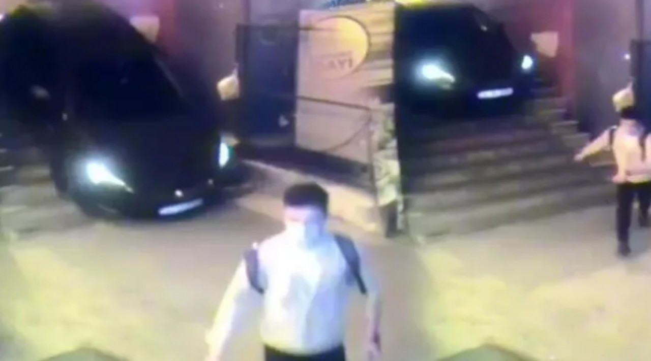 Otomobille merdivenden indi