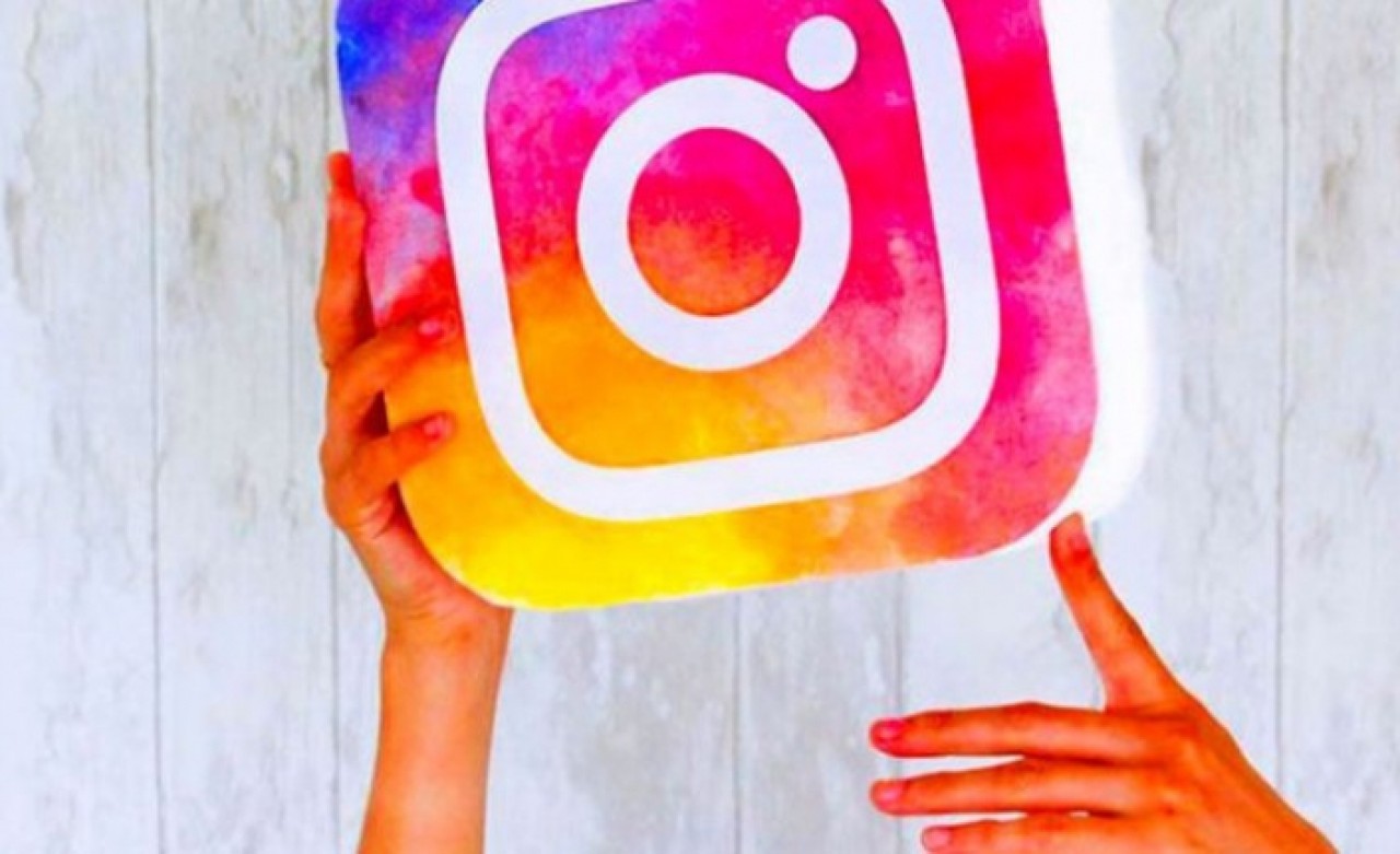 Instagram logosunu değiştirdi