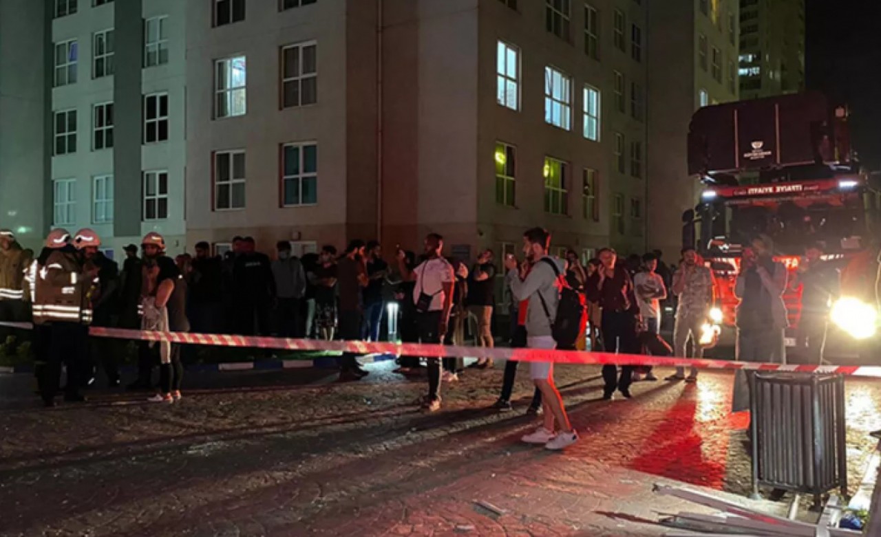 Esenyurtta 38 katlı binanın 27nci katında patlama yaşandı