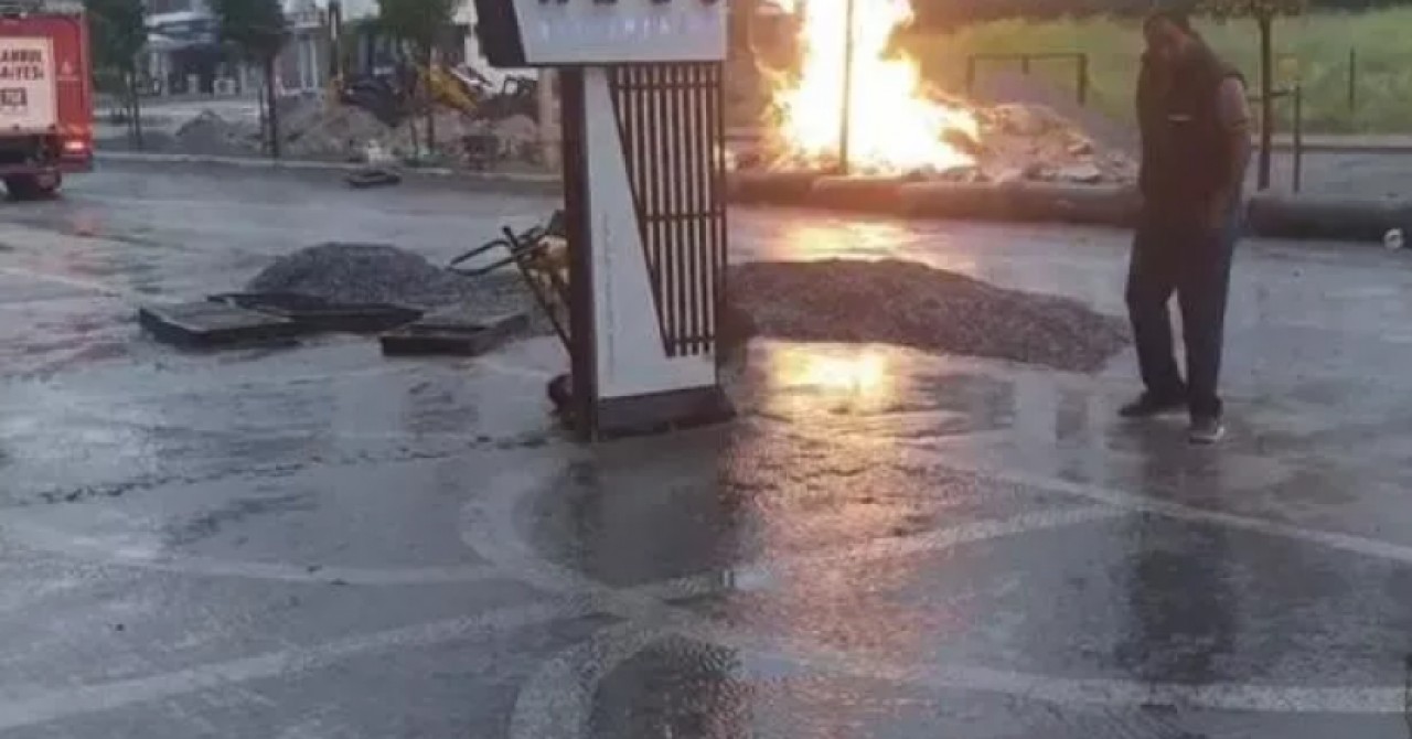Beylikdüzünde doğalgaz borusu alev aldı, mahallede panik yaşandı
