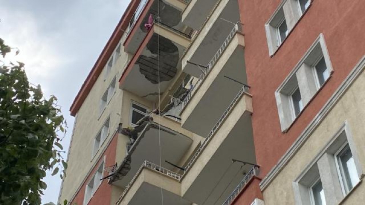 Beylikdüzünde 10 katlı binanın 2 balkonu çöktü