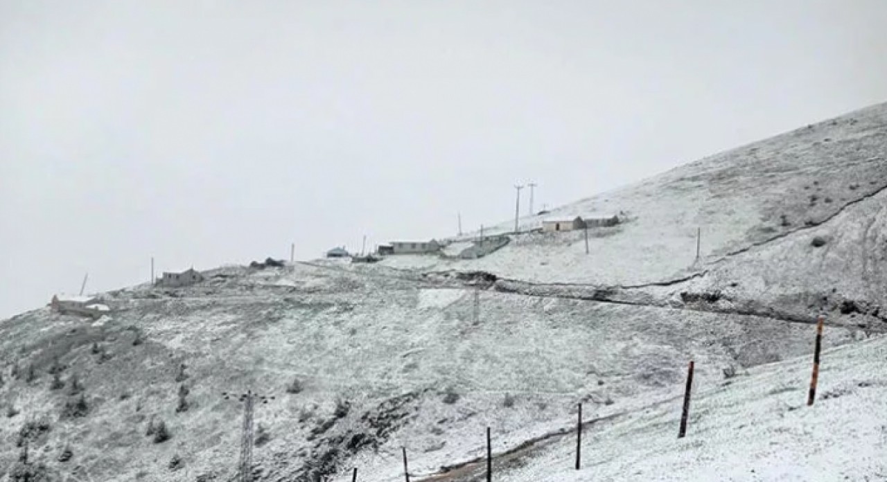 Kar yağışı sonrası her yer beyaza büründü