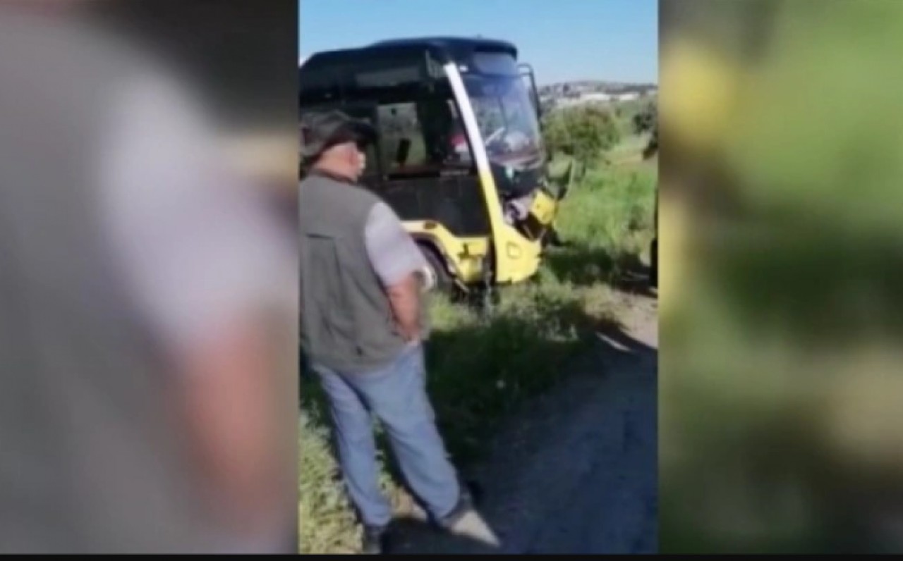 Büyükçekmecede otomobile çarpan İETT otobüsü yoldan çıktı