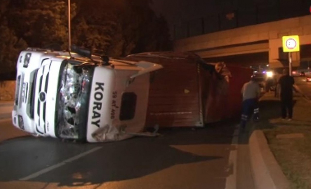 Bakırköyde üst geçide çarpan tır yola devrildi: 1 yaralı