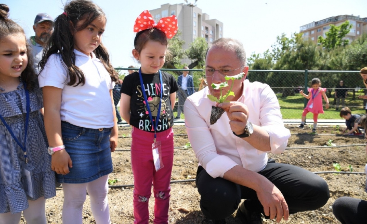 MİNİK ELLER FİDELERİ TOPRAKLA BULUŞTURDU