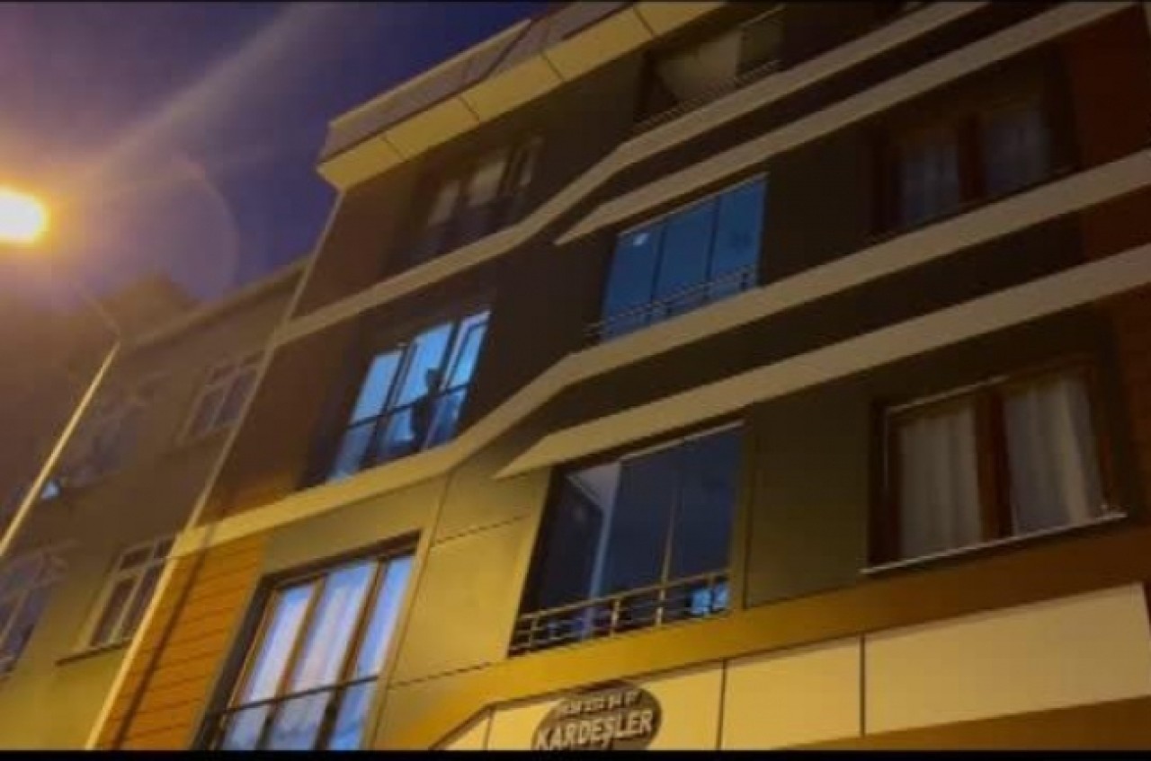 Küçükçekmecede üçüncü kattan aracın üzerine düşen bebek, yaralı olarak kurtuldu