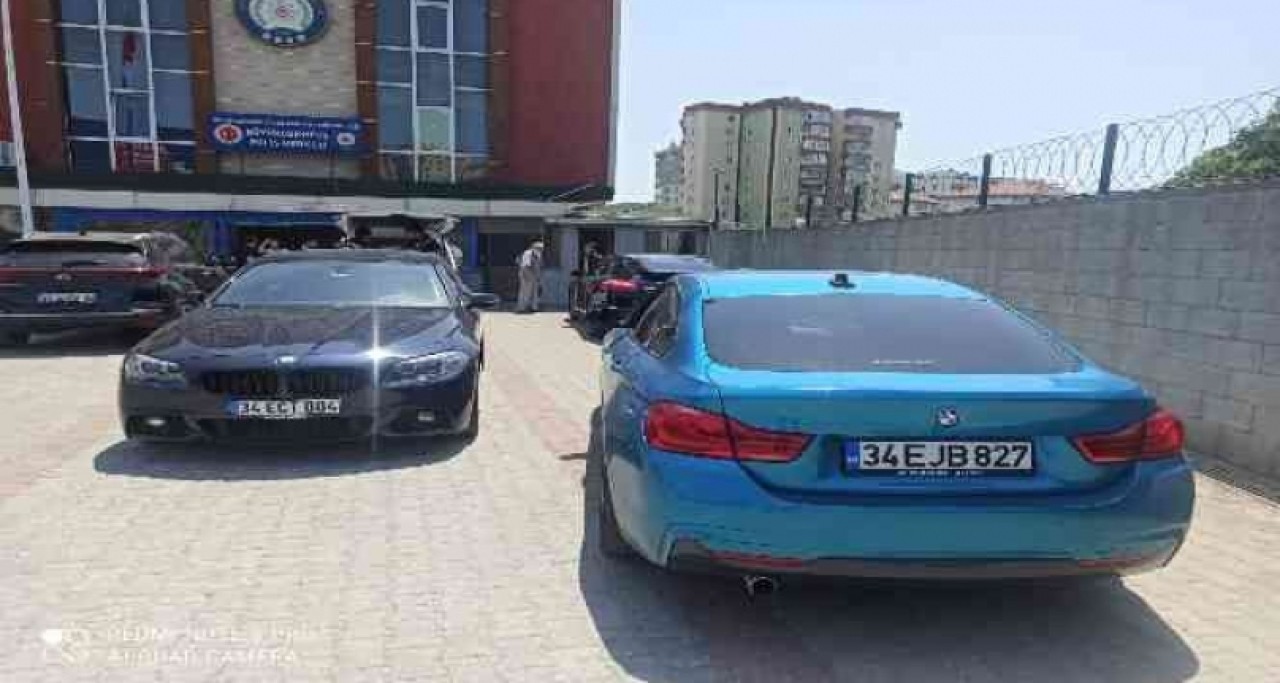 Lüks araçlı magandalar yakalandı: Polis merkezinin bahçesi galeriye döndü