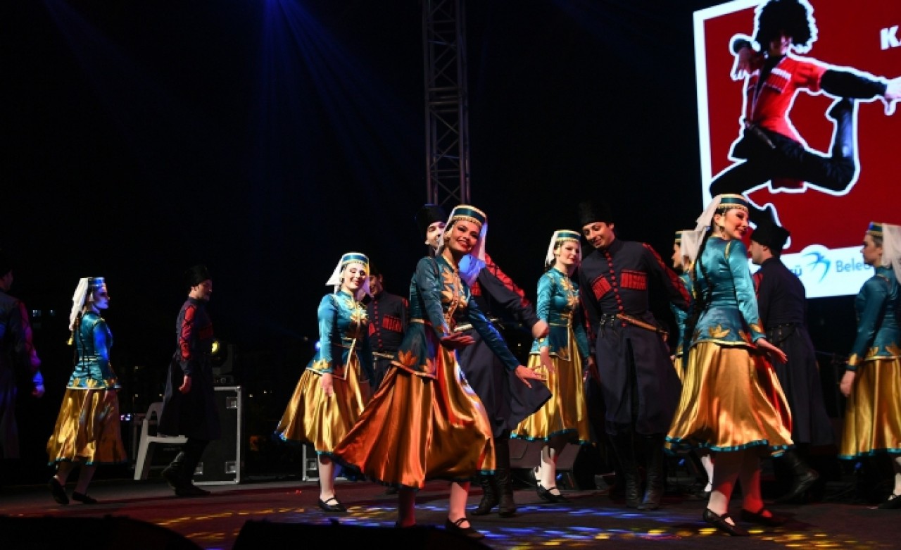 YAŞAM VADİSİ KAFKAS HALK DANSLARINA EV SAHİPLİĞİ YAPTI