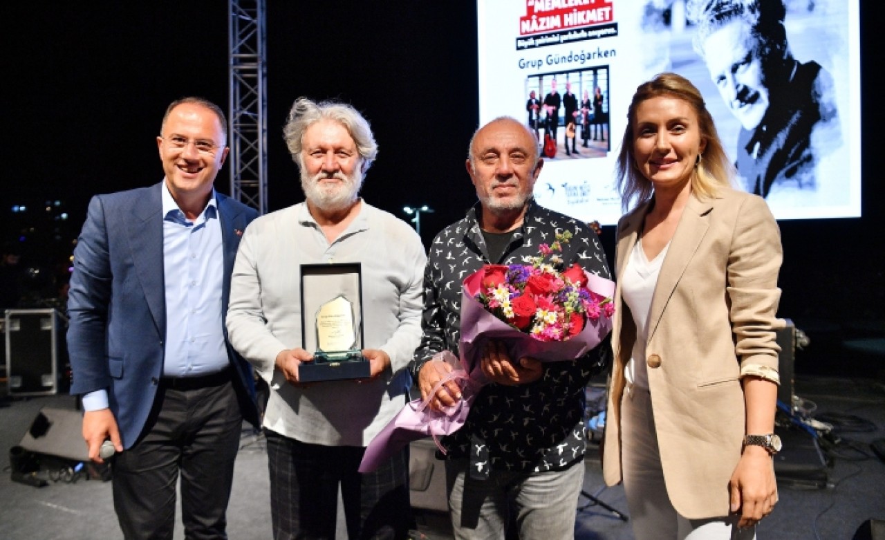 GRUP GÜNDOĞARKEN ŞARKILARINI NAZIM HİKMET İÇİN SÖYLEDİ