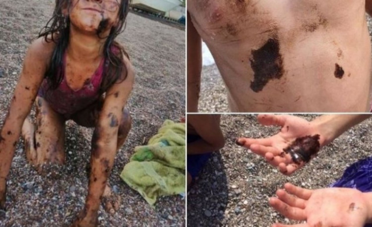 Antalya sahillerinde tedirgin eden görüntüler: Denize girenler zift içinde çıktı!