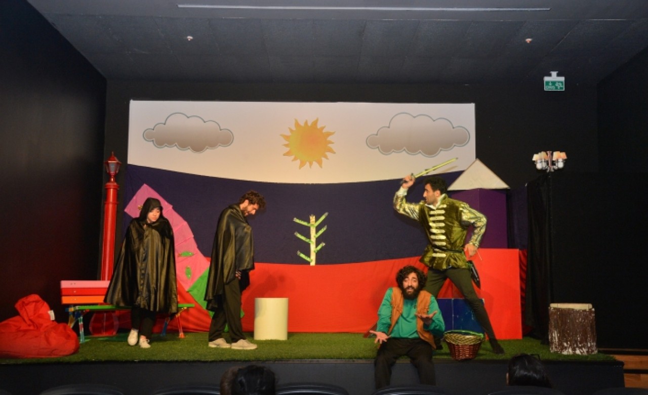 BEYLİKDÜZÜ BELEDİYESİ ÇOCUK TİYATROSU PERDELERİNİ AÇTI