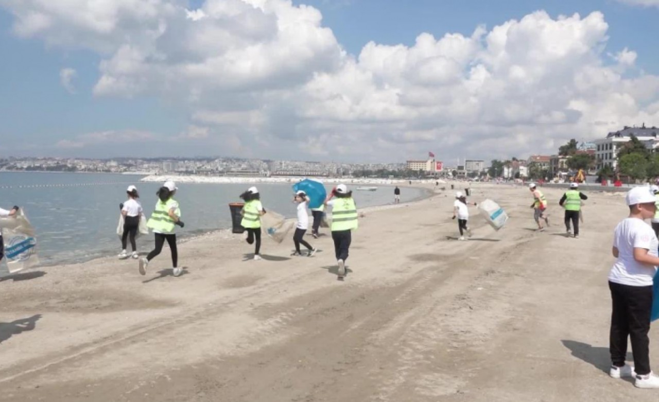 Büyükçekmecede Yarım Saat İçinde Yüzlerce Kilo Çöp Toplandı