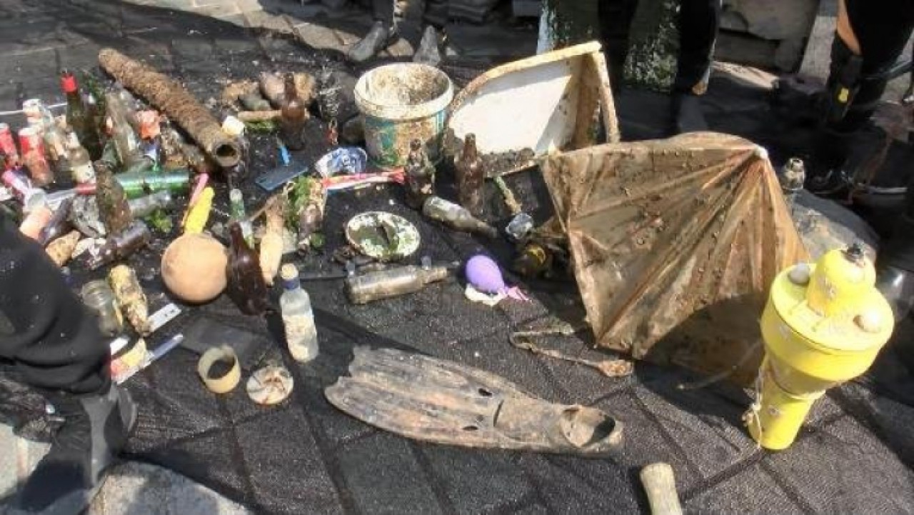 İstanbulda denizden çıkanlar pes dedirtti: Kurusıkı kalaşnikof, kelepçe, motosiklet...