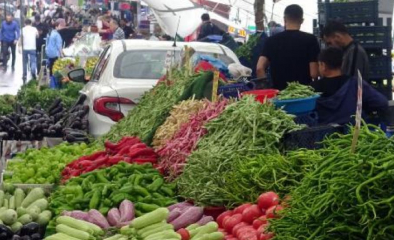 Otomobil sebze ve meyveler arasında kaldı