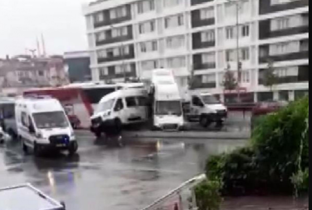 Büyükçekmecede 6 kişinin yaralandığı zincirleme kaza kamerada