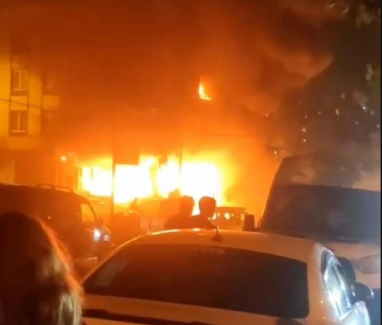 Beylikdüzünde alevler gökyüzünü aydınlattı