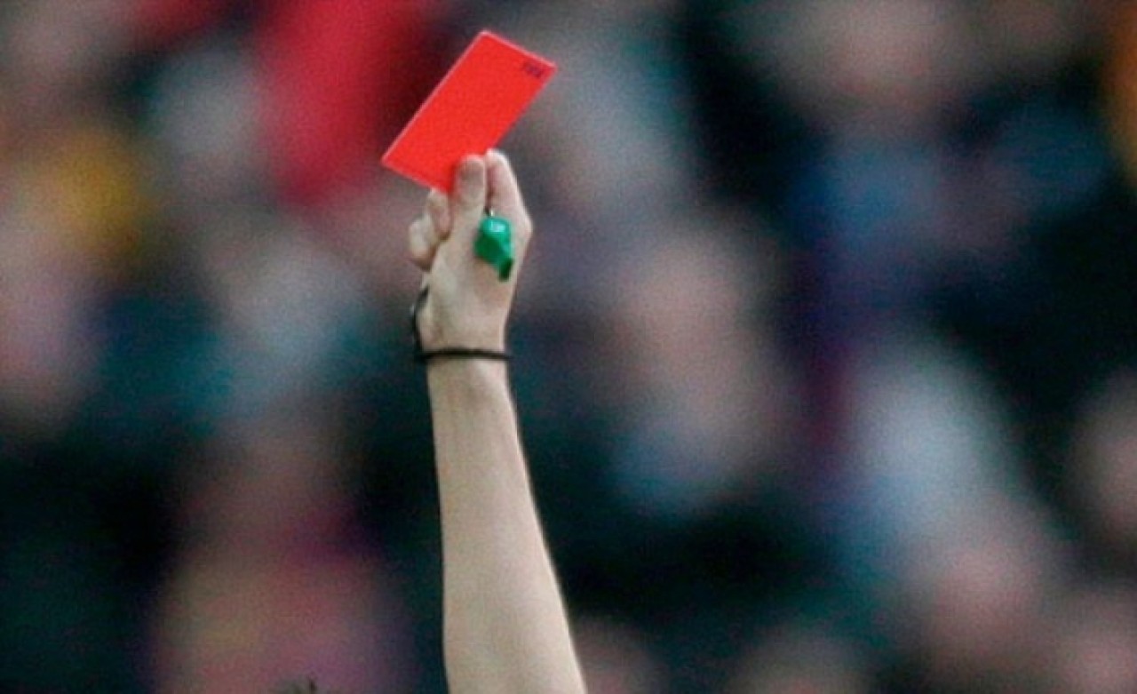 Kırmızı kart gösteren hakemi öldürdüler!