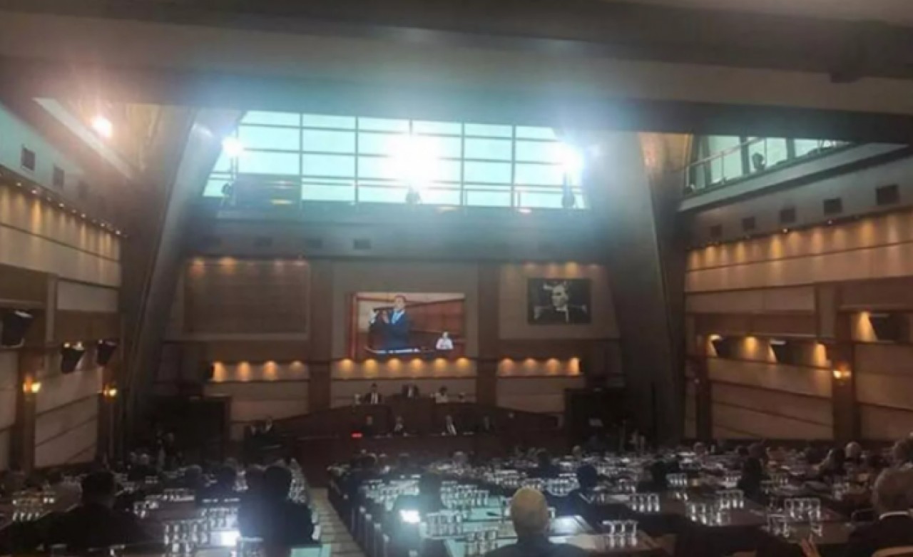 İBB Meclisinde dans tartışması: AKPli Yücel sanatı hedef aldı