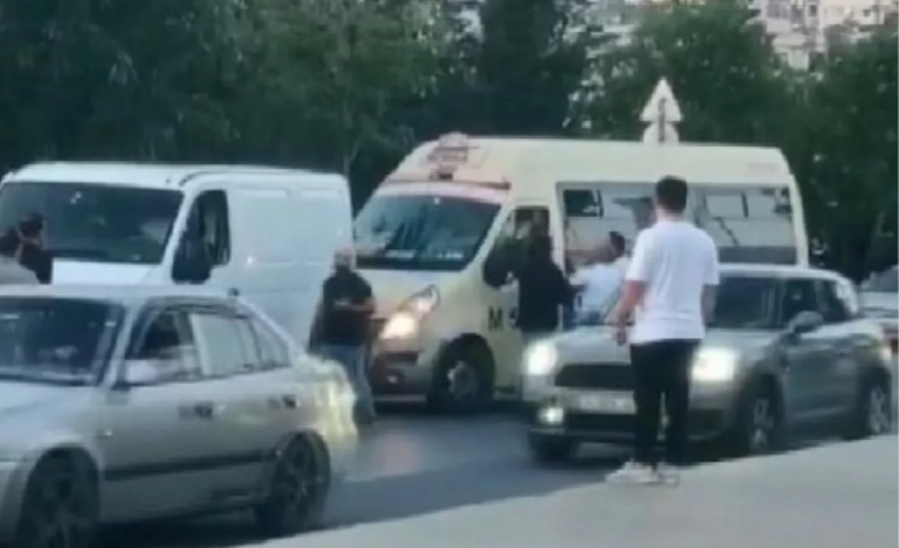 Küçükçekmecede sürücülerin yol verme kavgası