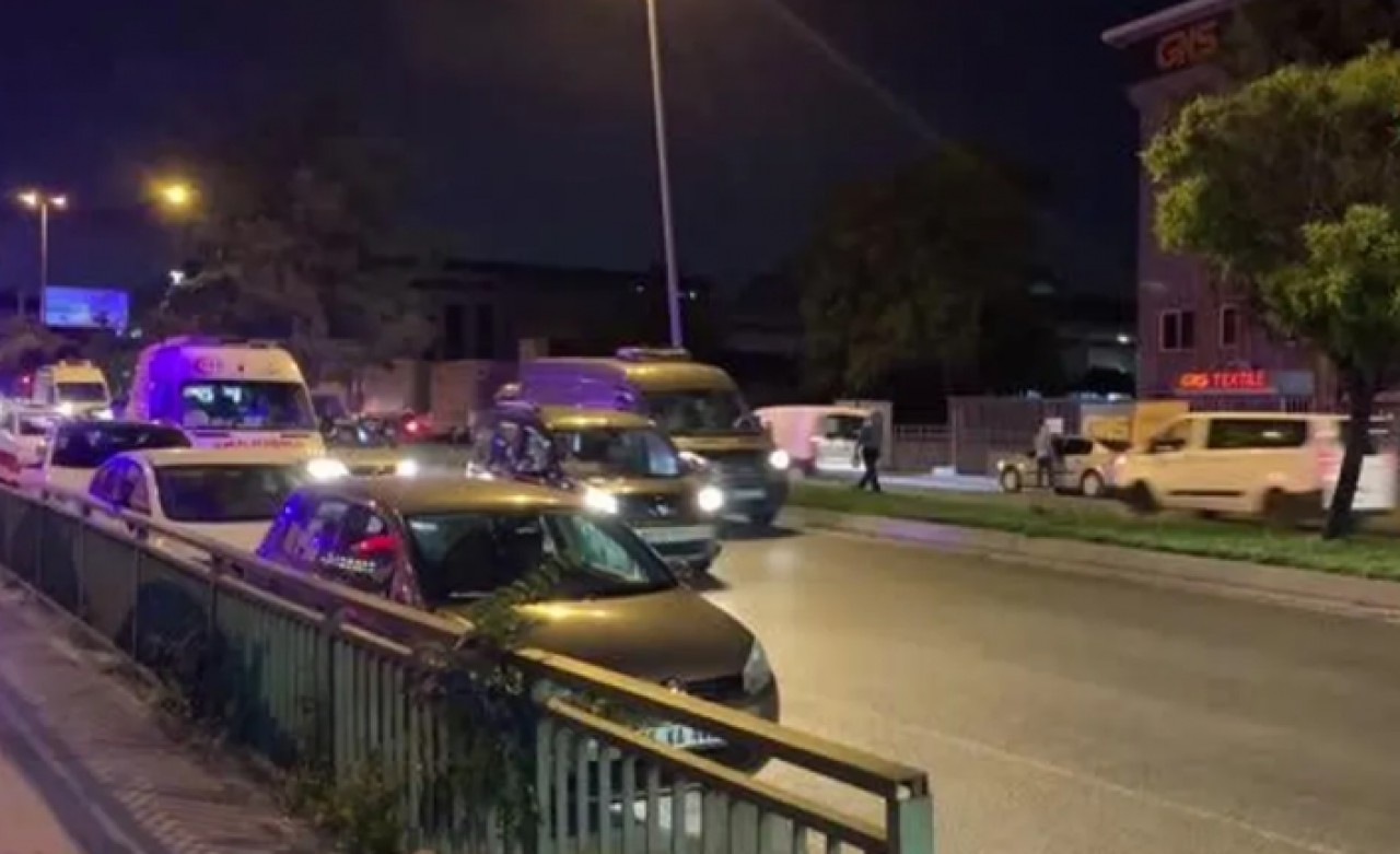 Avcılarda Trafikte yolcu koltuğunda oturan adam silahlı saldırıya uğrayarak hayatını kaybetti