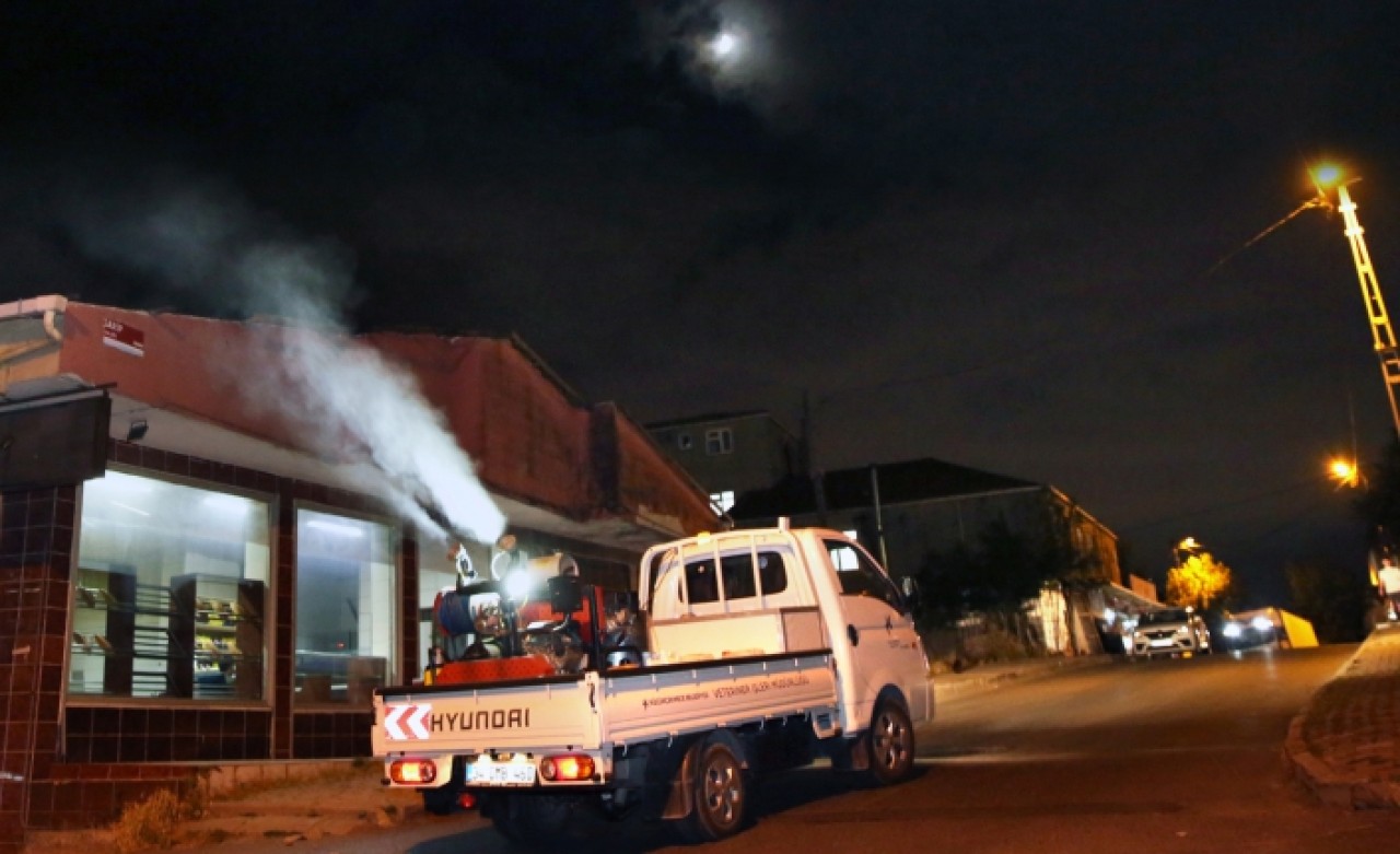 KÜÇÜKÇEKMECE’DE HAŞERESİZ VE SİVRİSİNEKSİZ BİR YAZ İÇİN İLAÇLAMA EKİBİ SAHADA