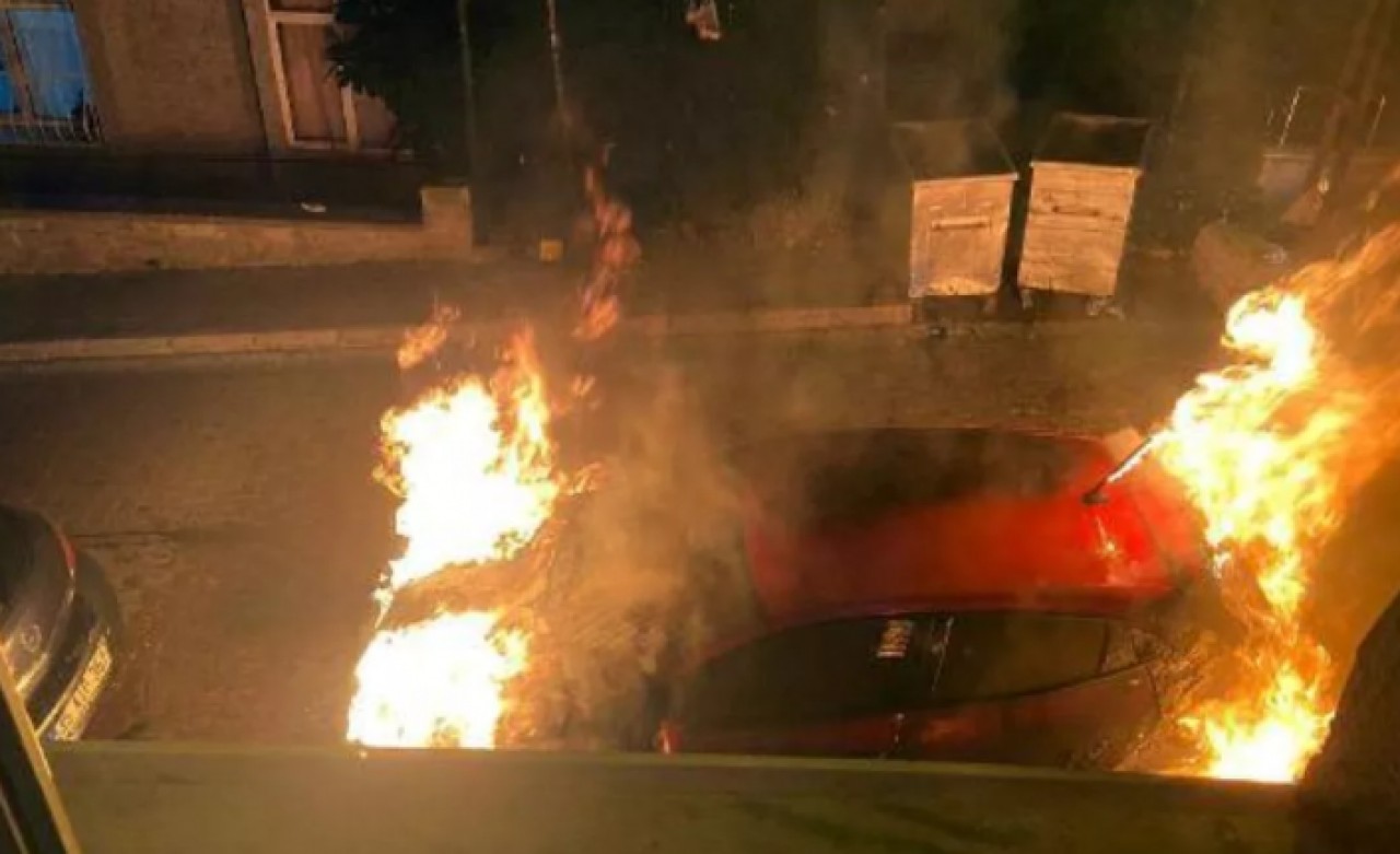 Avcılarda kiraladığı otomobili kundakladılar