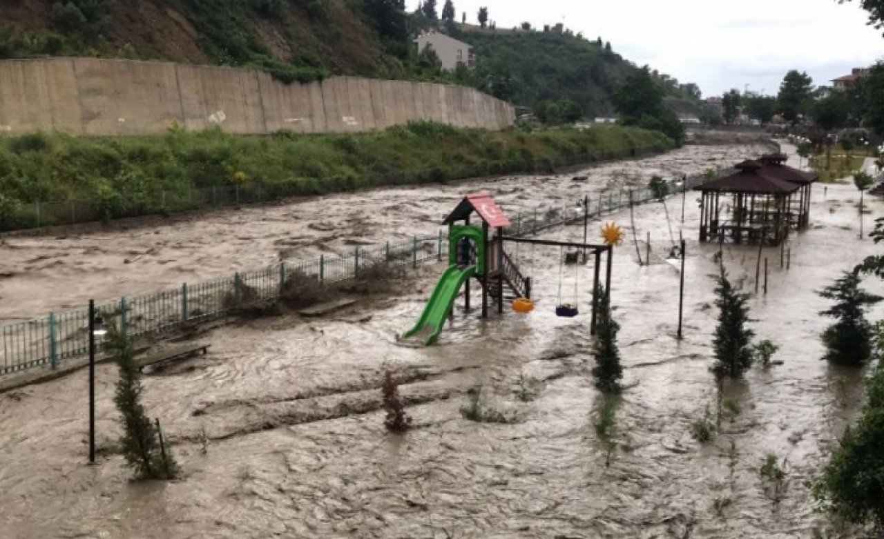 Karadenizde alarm! İneboluda çay taştı, köprüler çöktü