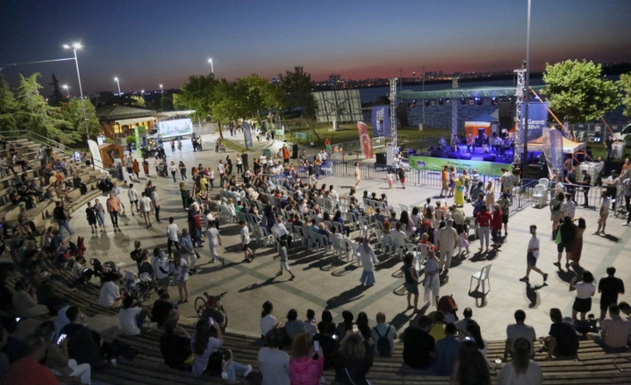 KÜÇÜKÇEKMECE GÖLÜ’NDE CAZ RÜZGARI ESTİ