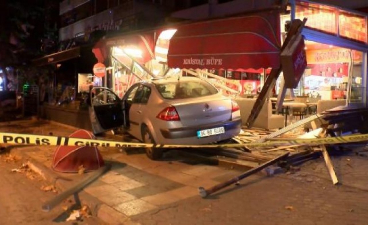 Kadıköyde otomobil büfeye daldı
