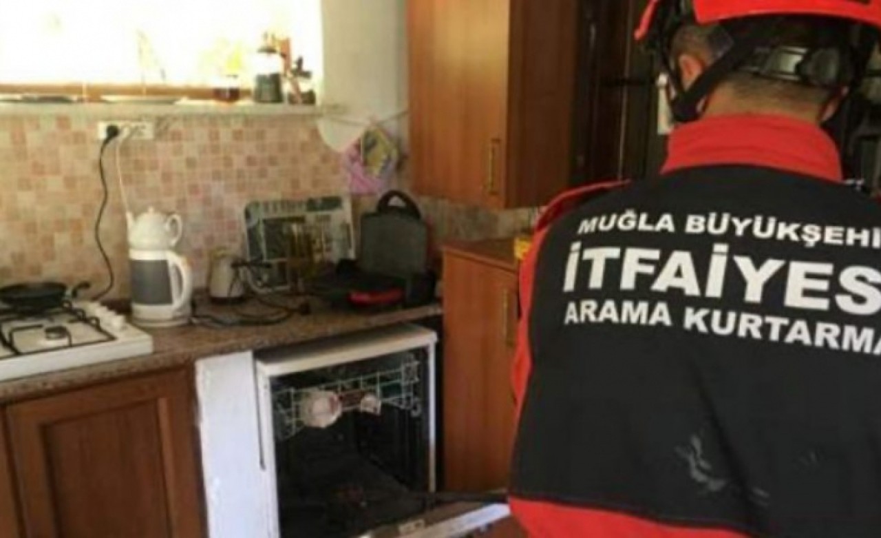 Bulaşık makinesine giren yılanı itfaiye çıkardı