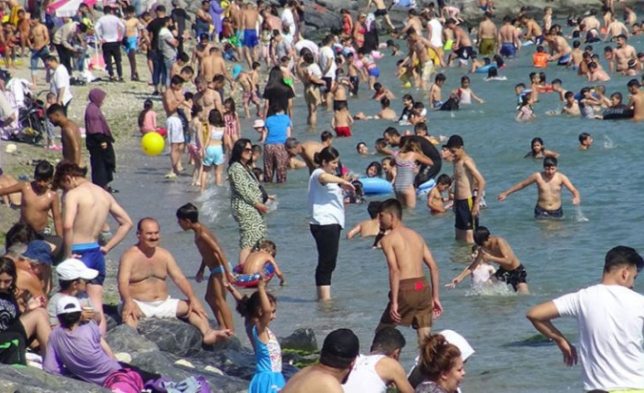 AVCILAR SAHİLİ SICAKTAN BUNALANLARLA DOLUP TAŞTI