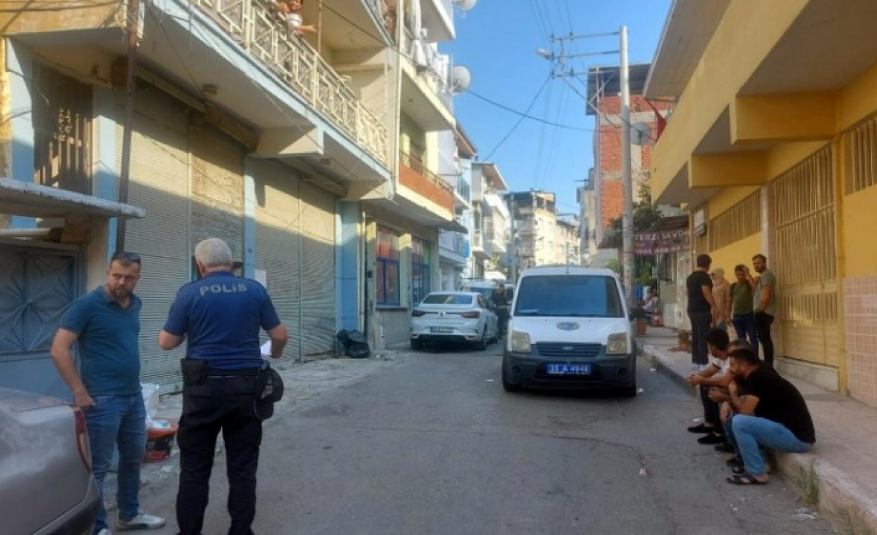 Eşini 18 yaşındaki gençle evde yakaladı, dehşet saçtı!