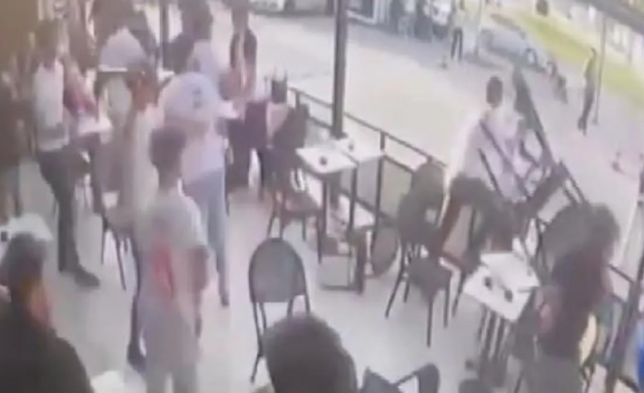 Beylikdüzünde kafede bıçaklı, sopalı kavga kamerada