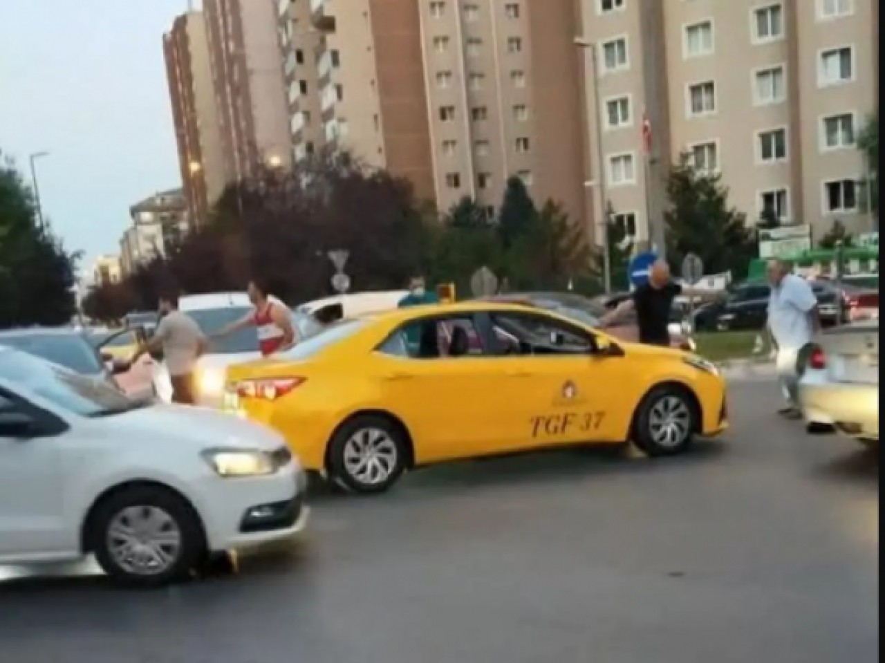 Beylikdüzünde sürücülerin yumruklu yol kavgası