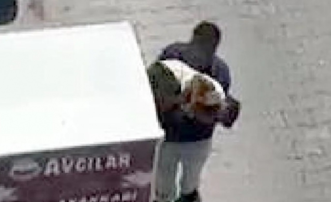 Avcılarda giysi kumbarasından hırsızlık kamerada