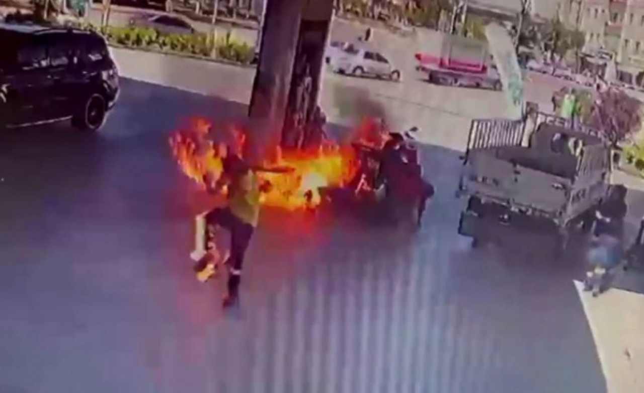 Benzin doldururken çakmağını ateşledi, alev topuna döndü