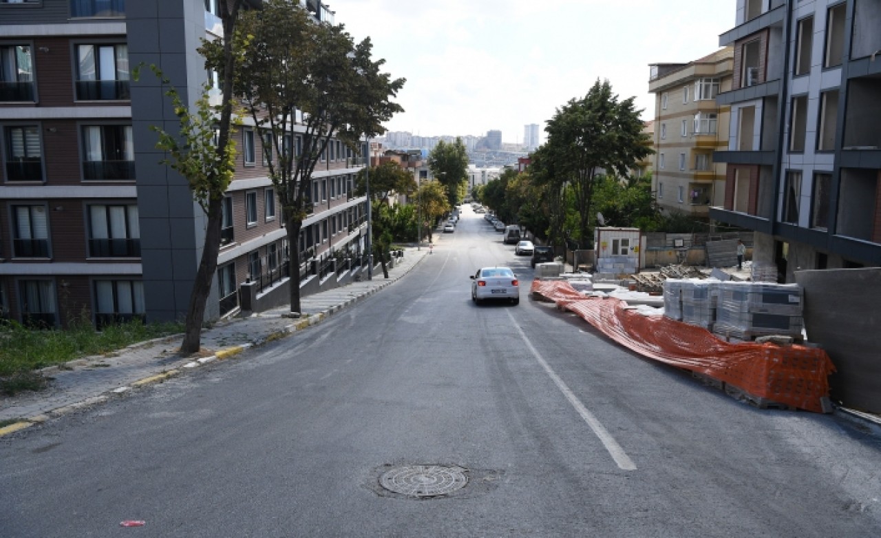 BEYLİKDÜZÜ’NÜN KALDIRIMLARI YENİLENİYOR