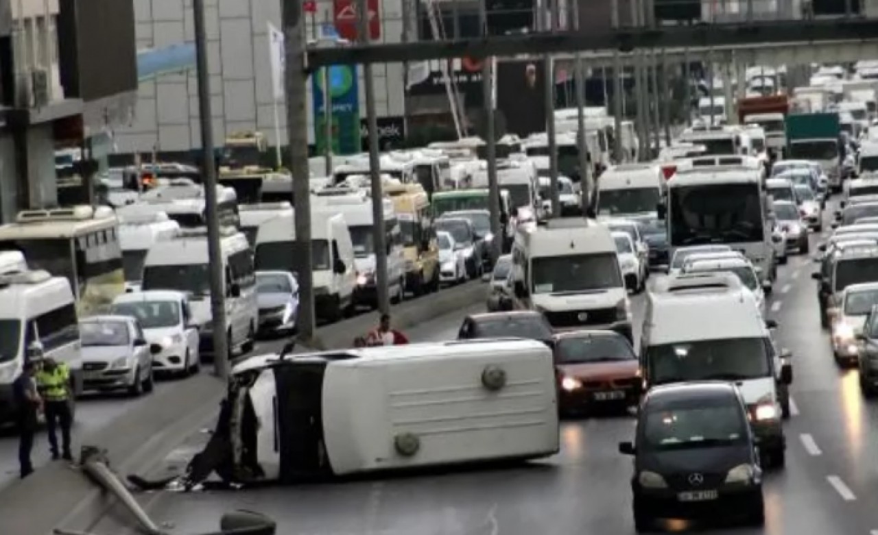 Avcılarda aydınlatma direğine çarpan minibüs devrildi